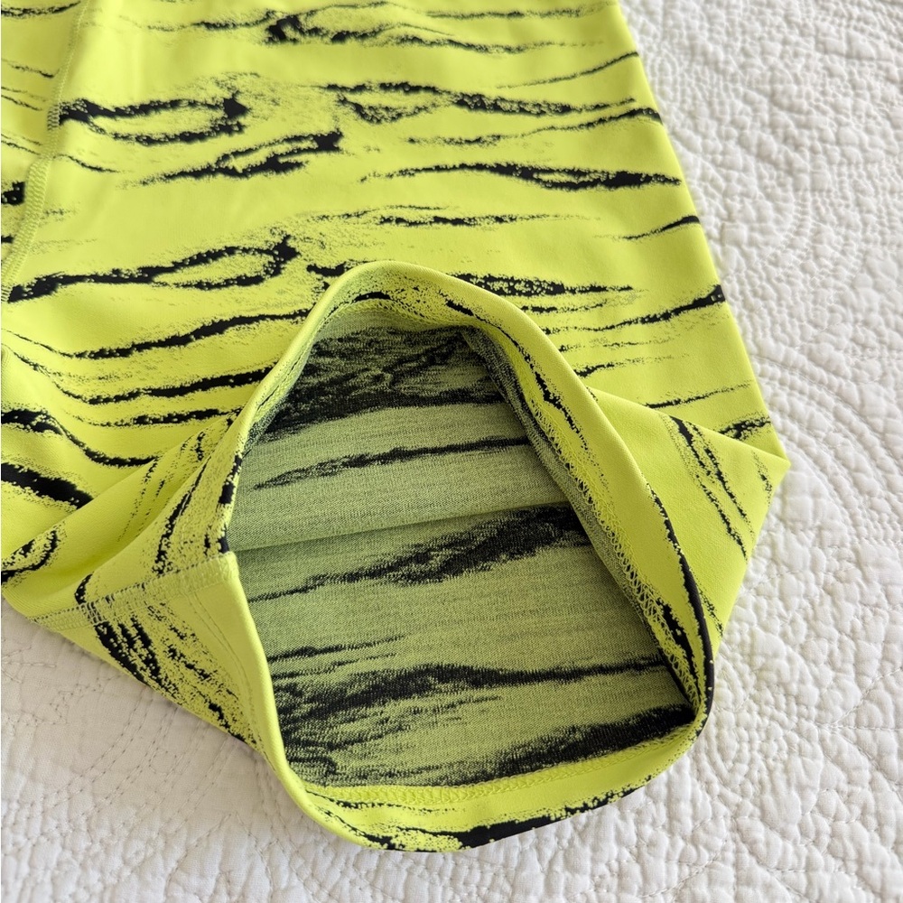 Beyond Yoga Bike Shorts Neon Yellow Zebra Jacquard Size Medium - Picture 6 of 7